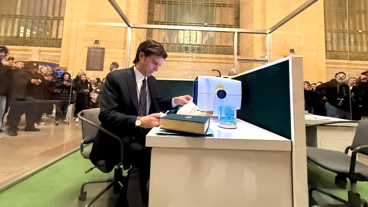 La géniale promo "live" de Severance dans la gare de New York