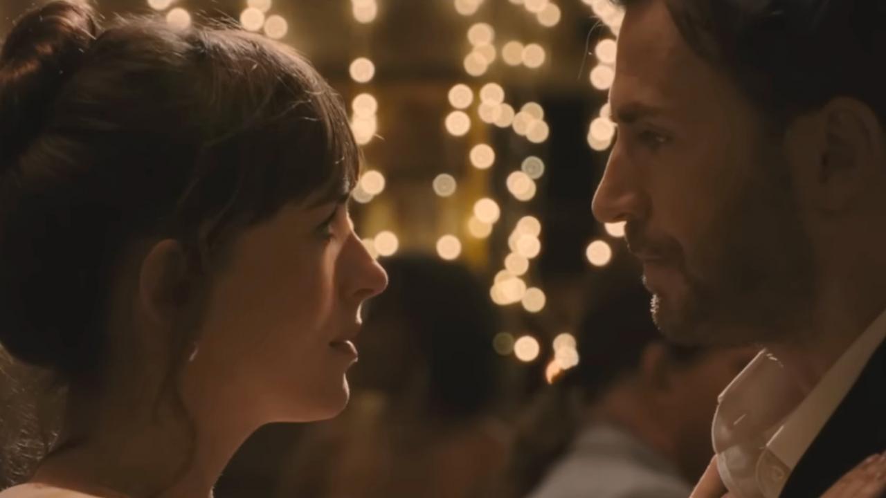 Dakota Johnson hésite entre Chris Evans et Pedro Pascal dans la bande-annonce de Materialists