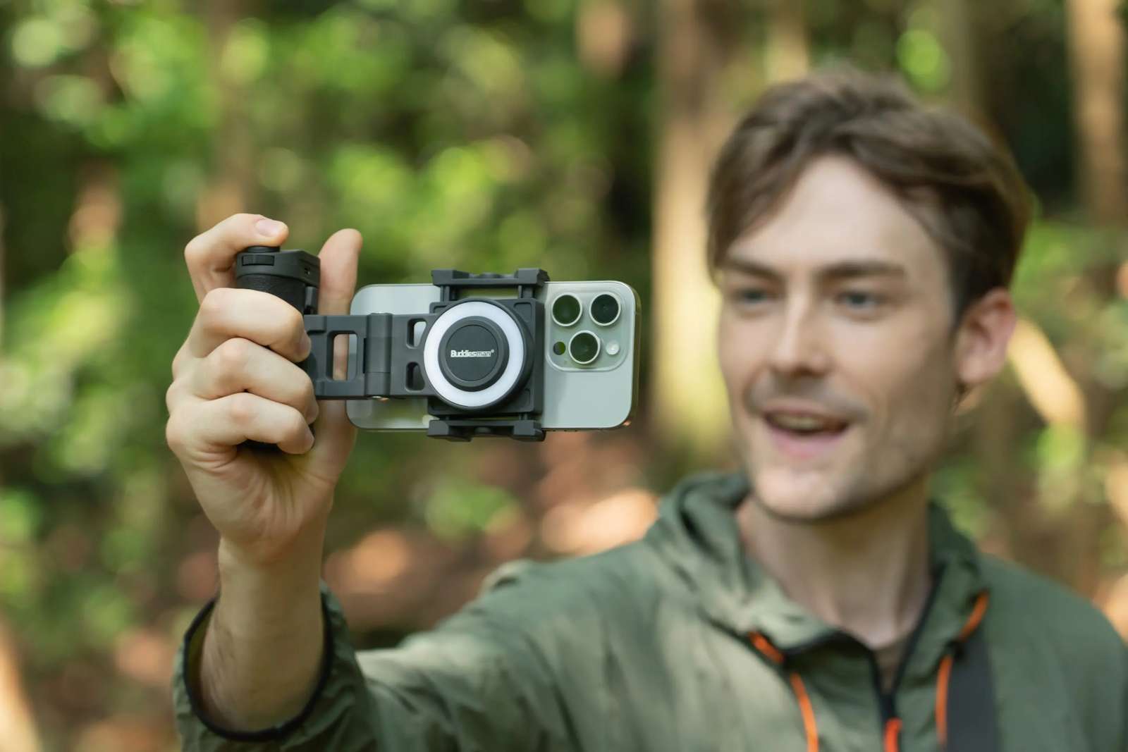 Cet accessoire génial facilite l???utilisation d???un smartphone pour faire de la photo et de la...