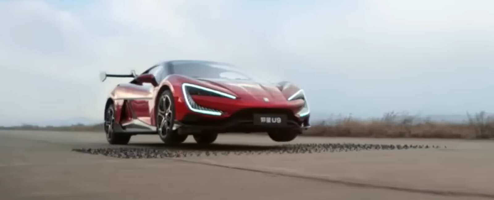 Incroyable mais vrai : cette hypercar sans pilote saute à plus de 120 km/h au-dessus des obstacles...