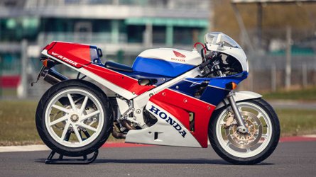 Jamais immatriculée, cette Honda RC30 de 1990 bat un record aux enchères !
