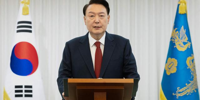 Corée du Sud : les enquêteurs demandent un mandat d’arrêt contre le président déchu Yoon...