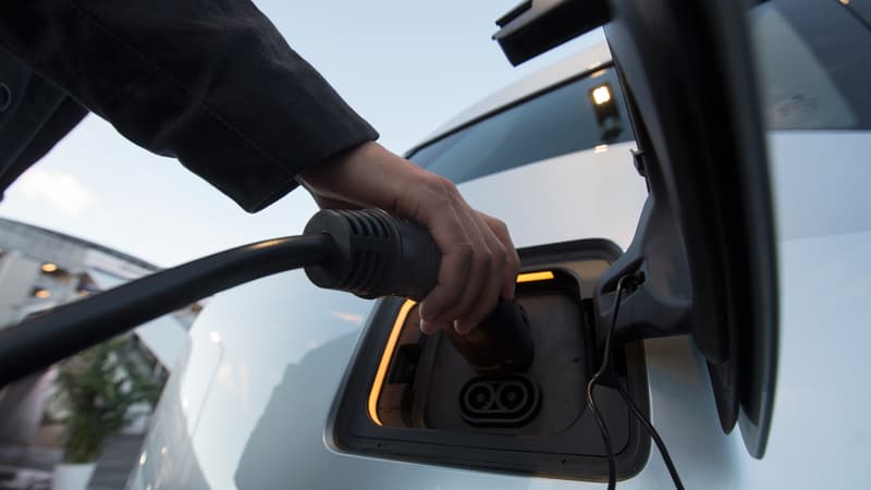 Les hybrides rechargeables trois à quatre fois moins sobres qu???annoncés par les constructeurs