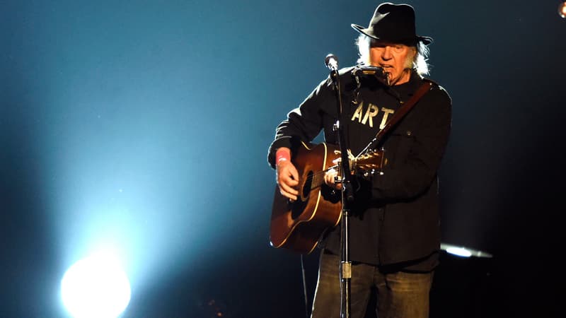 Neil Young se retire du festival de Glastonbury, l'accusant d'être "sous le contrôle" de la BBC