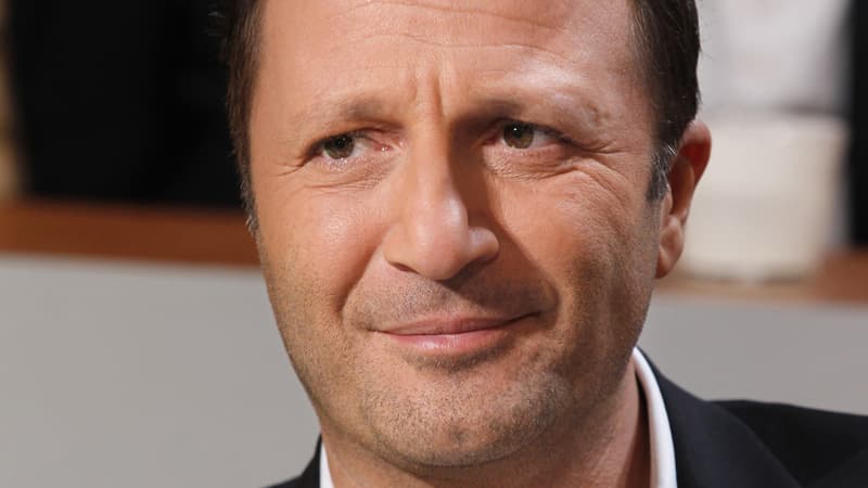 L'animateur Arthur demande le retrait de vidéos l'accusant de "comportements sexistes"