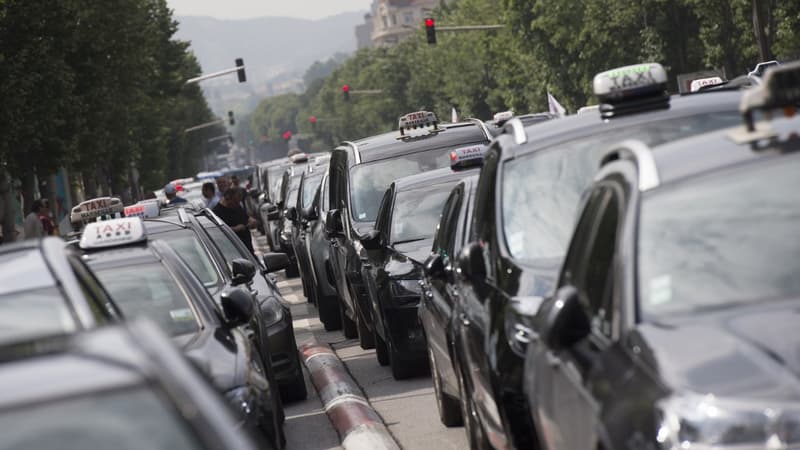 "On ne lâchera rien": après les agriculteurs, les taxis bloquent aussi la rocade de Bordeaux