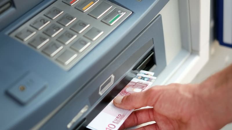 Moins de retraits, banques moins visitées... Comment évolue le comportement bancaire des...