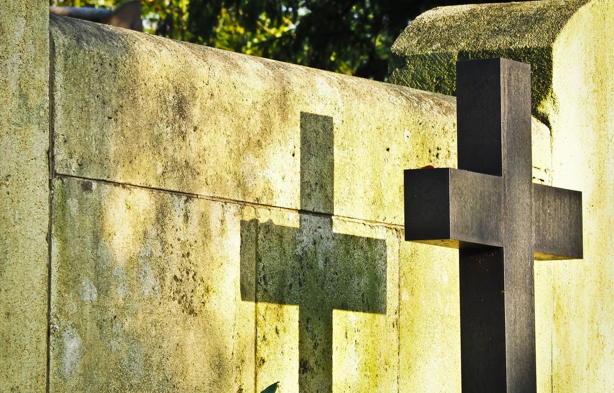Ardennes : Les salariés de Walor plantent 79 croix en soutien à leurs collègues licenciés