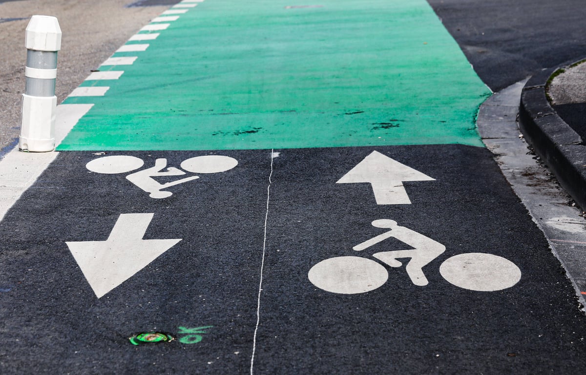 Orléans : Cet habitant contraint de nettoyer lui-même la piste cyclable devant chez lui