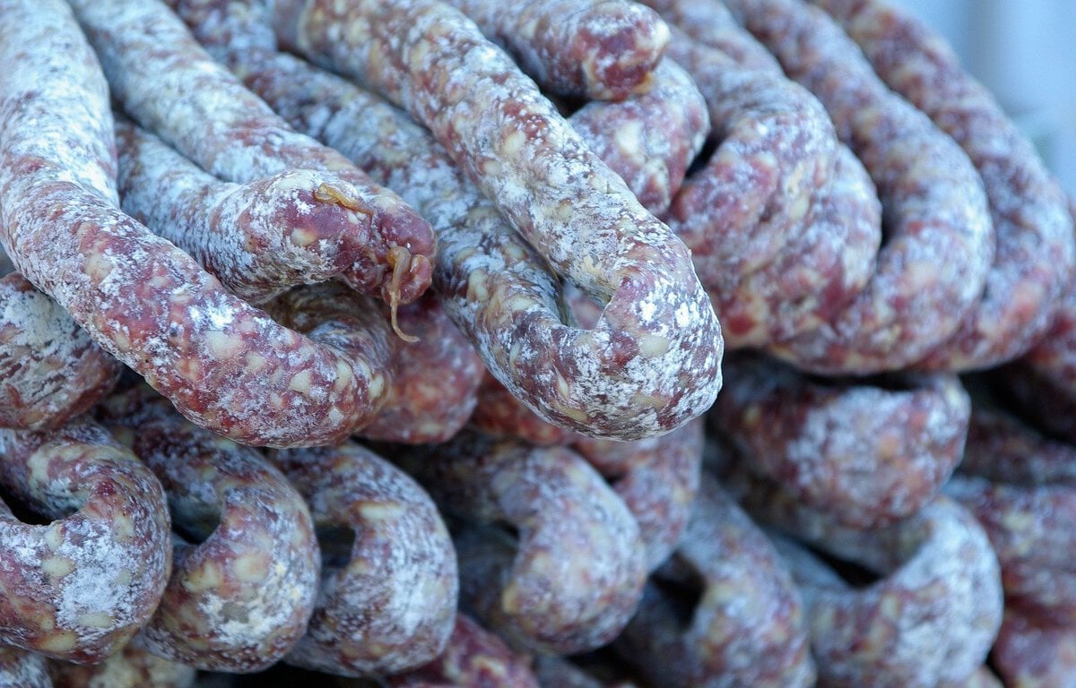 Risque de salmonelles : Plusieurs saucissons vendus partout en France visés par un rappel