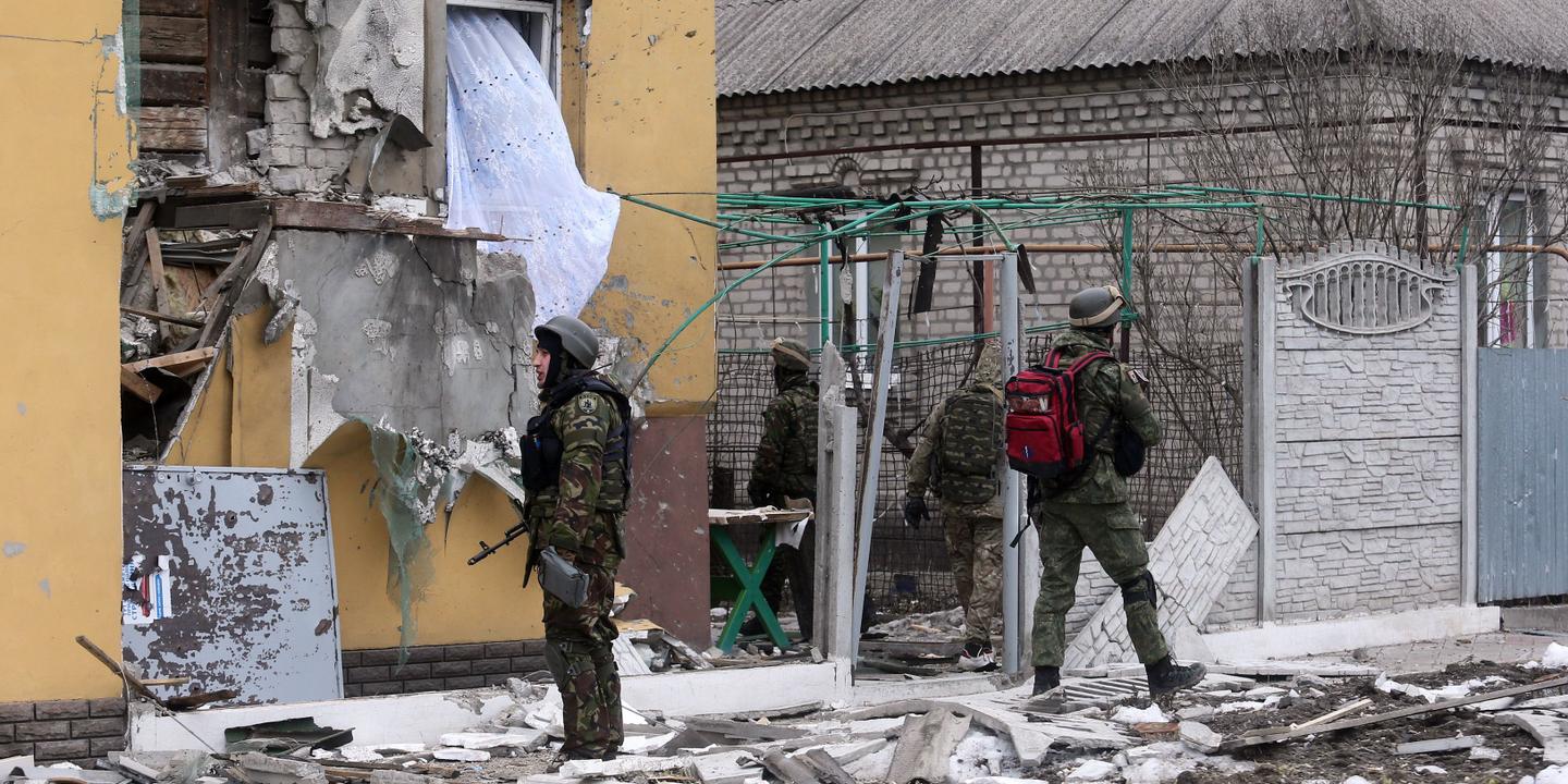 En direct, guerre en Ukraine : des entrepôts de munitions russes détruits près de Marioupol,...