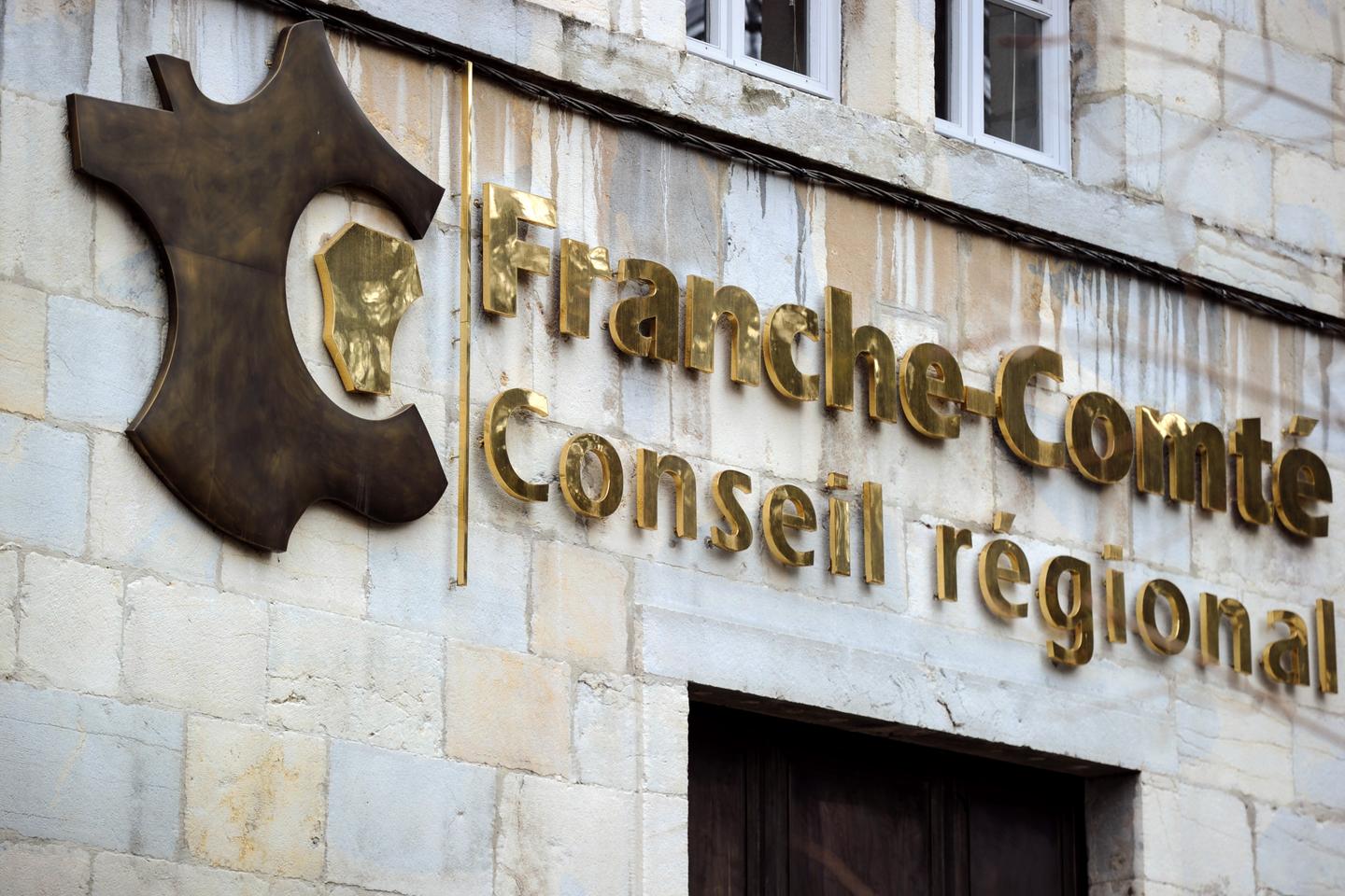 Des élus RN de Bourgogne-Franche-Comté brandissent des affiches xénophobes en plein conseil...