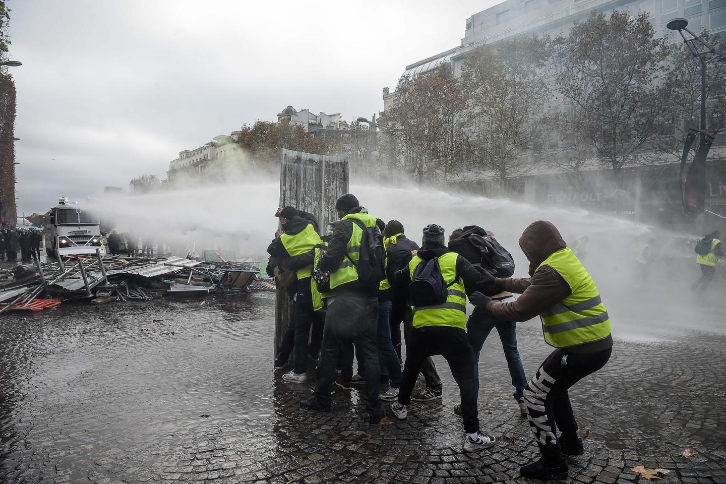 Violences policières : un policier a été relaxé en appel, après avoir porté un coup de...