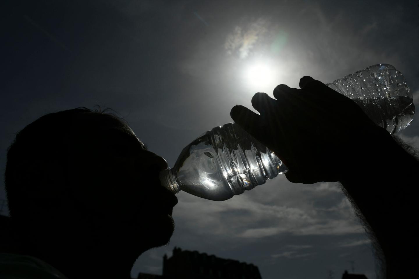 Quelles quantités d???eau sont prélevées et consommées par la population, les usines et...
