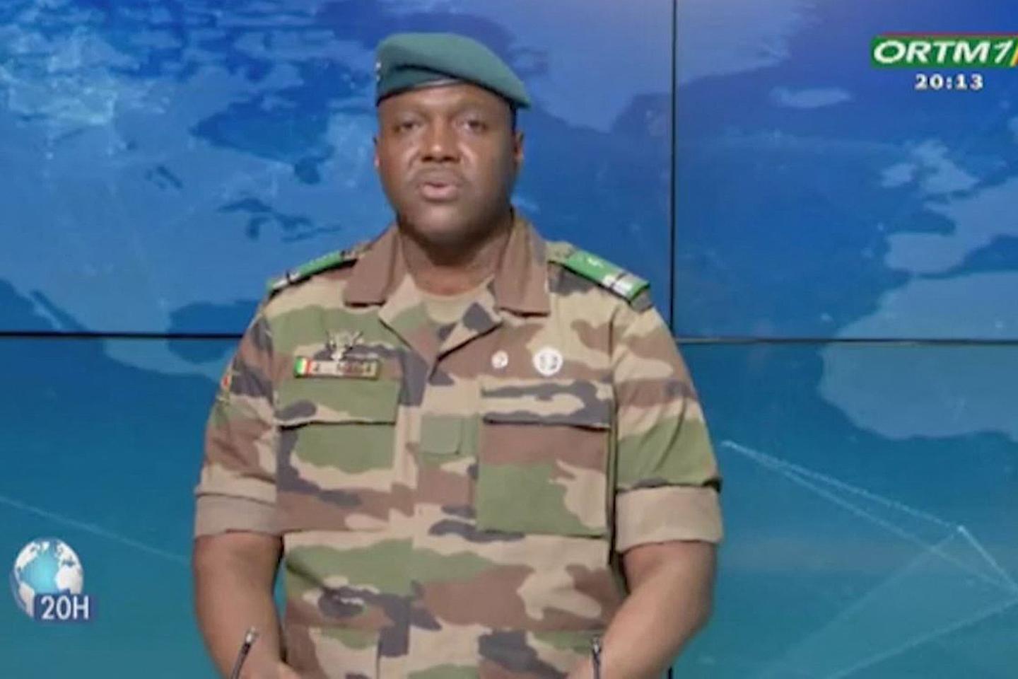 Au Mali, les militaires tentent d???éteindre toute contestation en interdisant des partis...