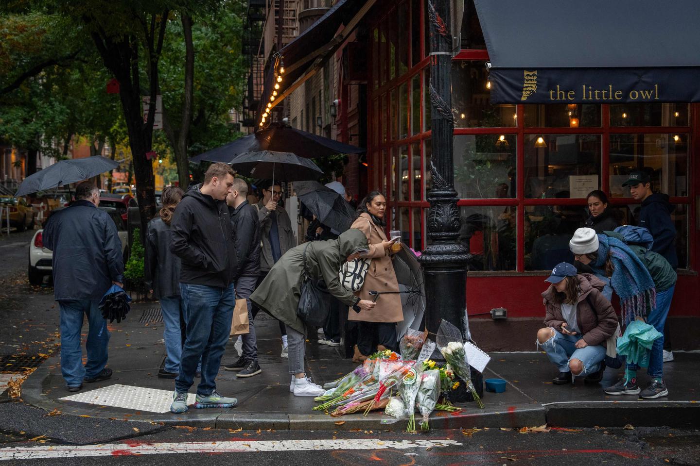 Mort de Matthew Perry : des fans de « Friends » rendent hommage à l???acteur à New York