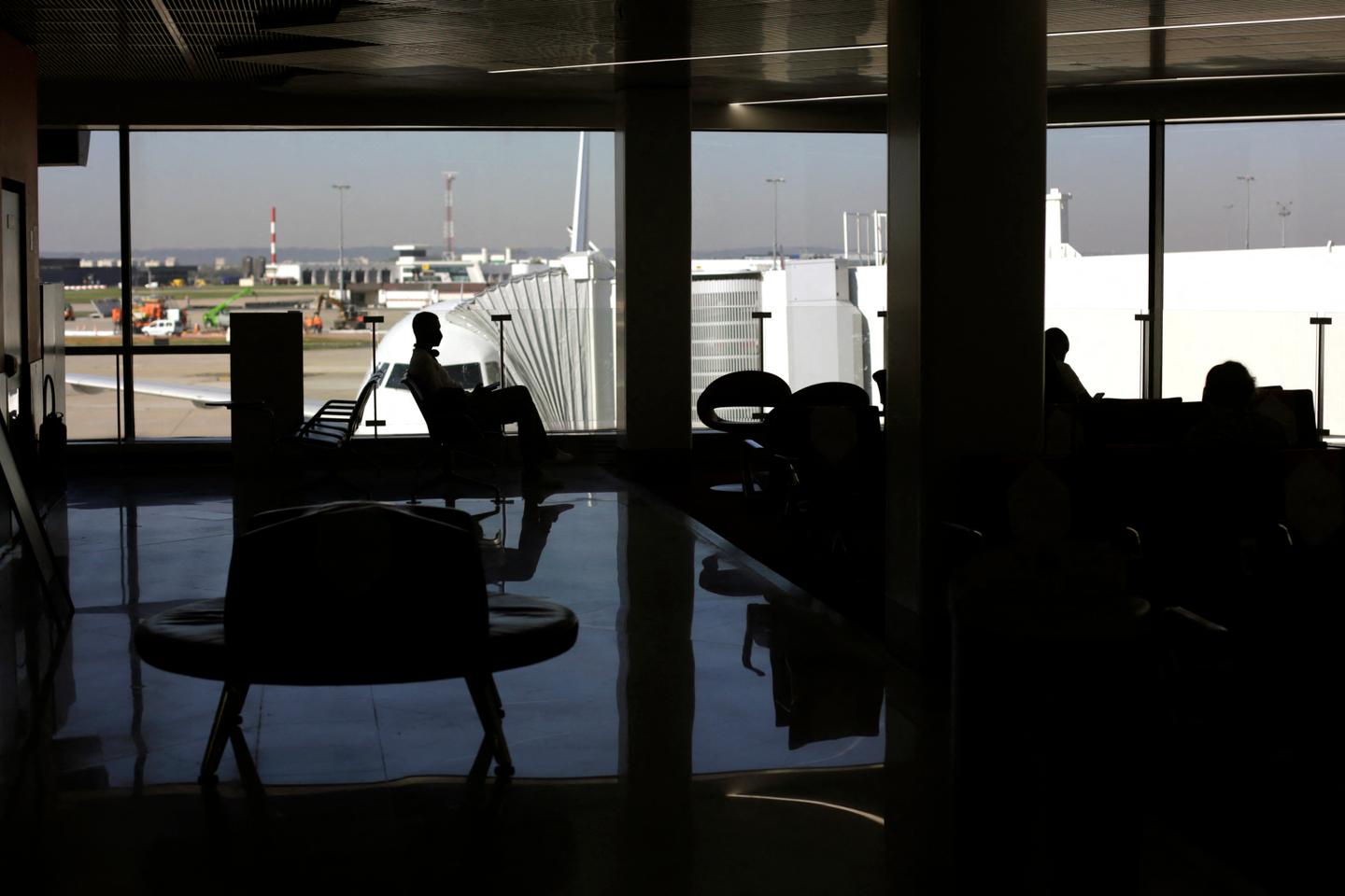 Grève des contrôleurs aériens : un quart des vols annulés lundi à Paris-Orly et Toulouse