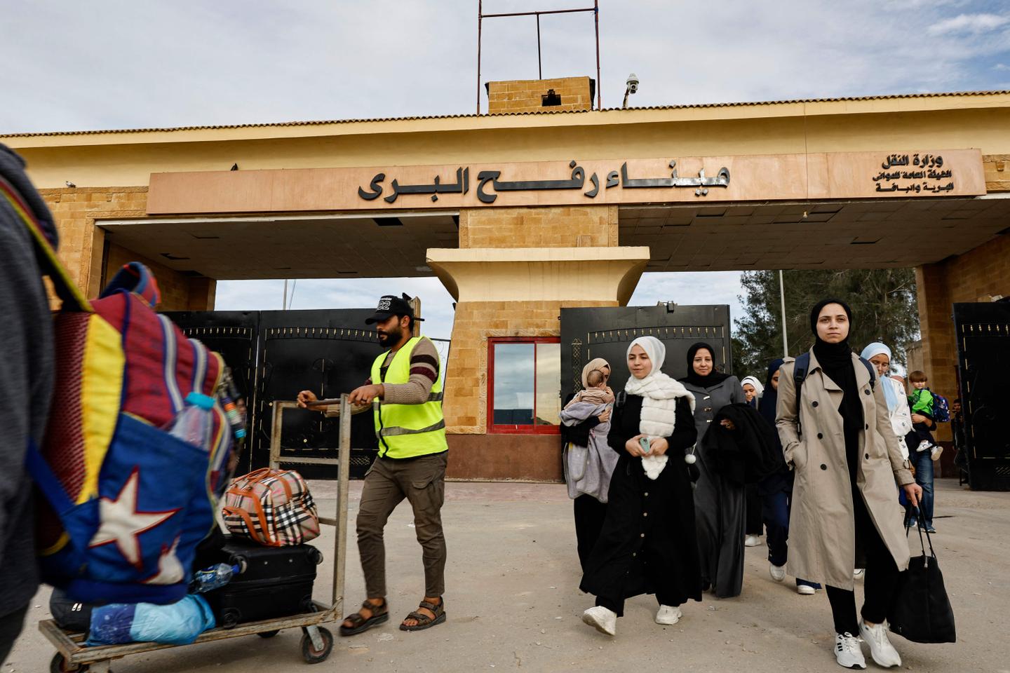 Guerre Israël-Hamas : à Rafah, des rescapés de Gaza sous le choc et des tonnes d???aide...