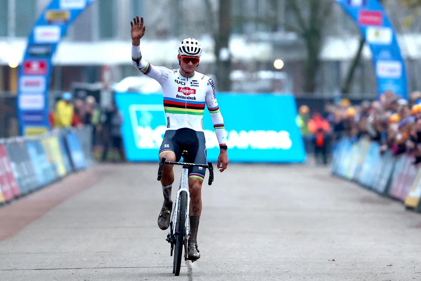 Mathieu Van der Poel éc??ure la concurrence pour sa rentrée en cyclo-cross