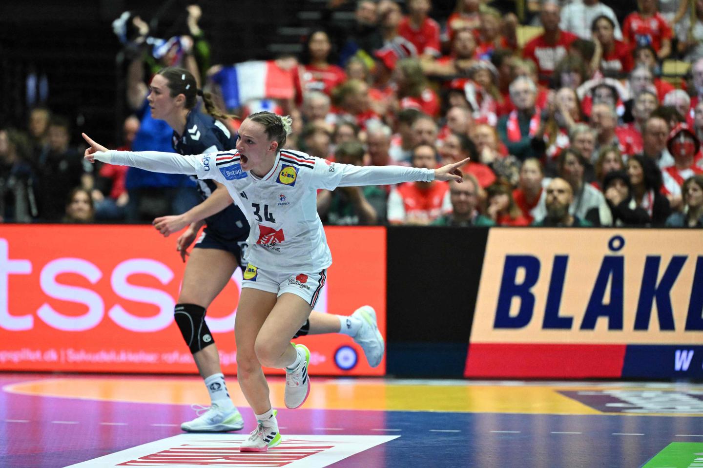 JO 2024 : programmée pour réussir depuis l???enfance, la jeune handballeuse Léna Grandveau fait...