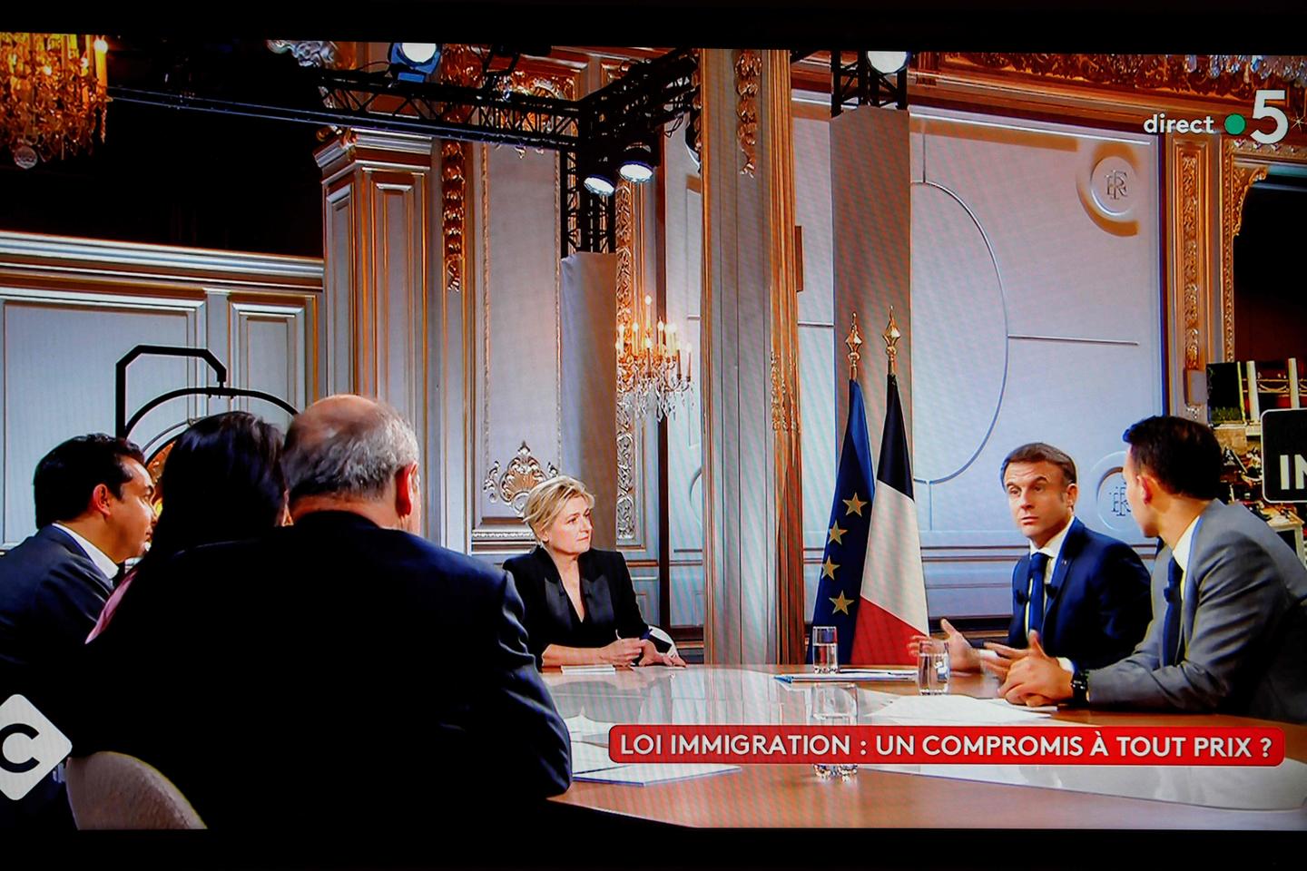 Ce qu???il faut retenir de l???entretien d???Emmanuel Macron après l???adoption contestée de la...