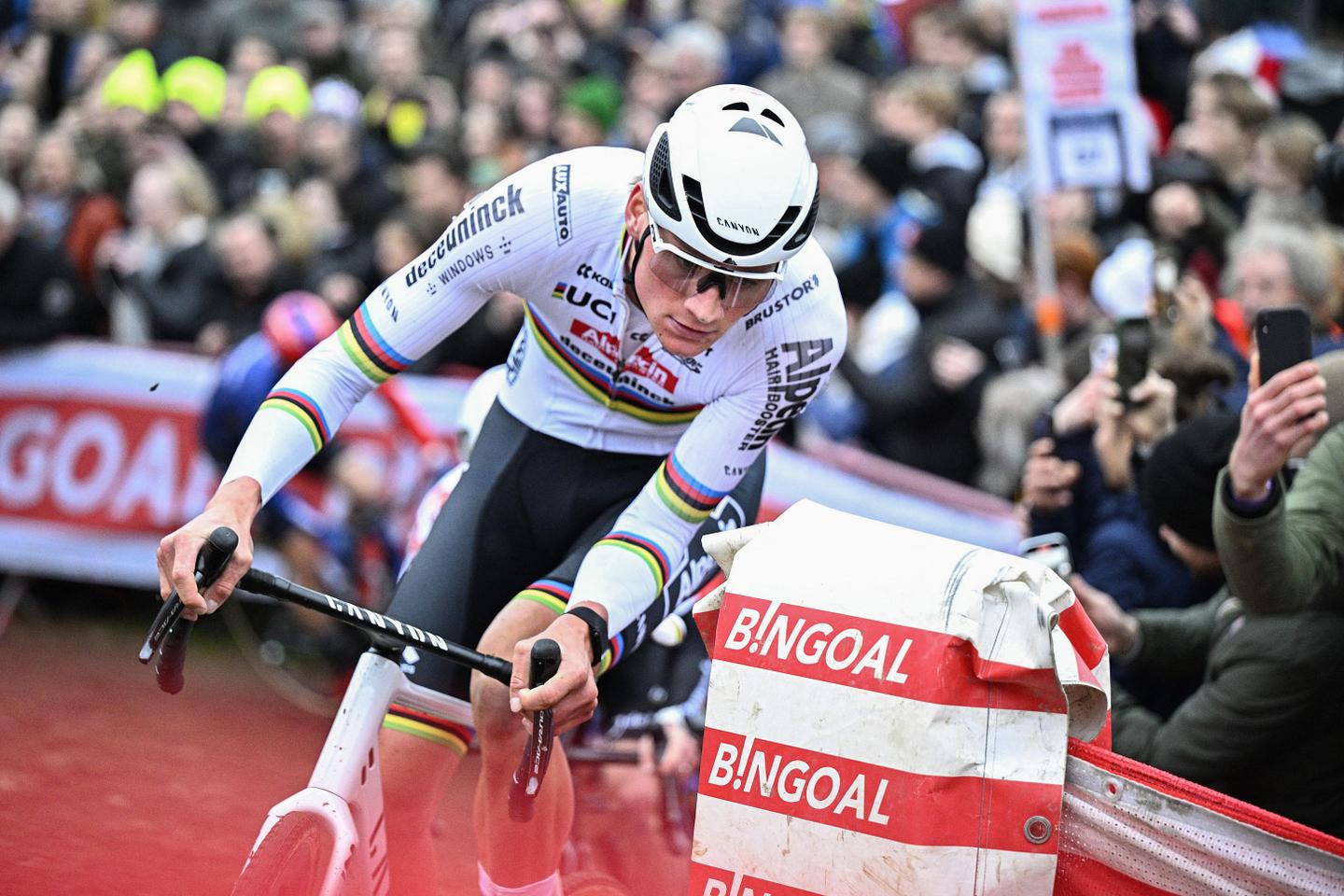 Cyclo-cross : Mathieu Van der Poel impérial à Anvers, pour ses retrouvailles avec Van Aert et...