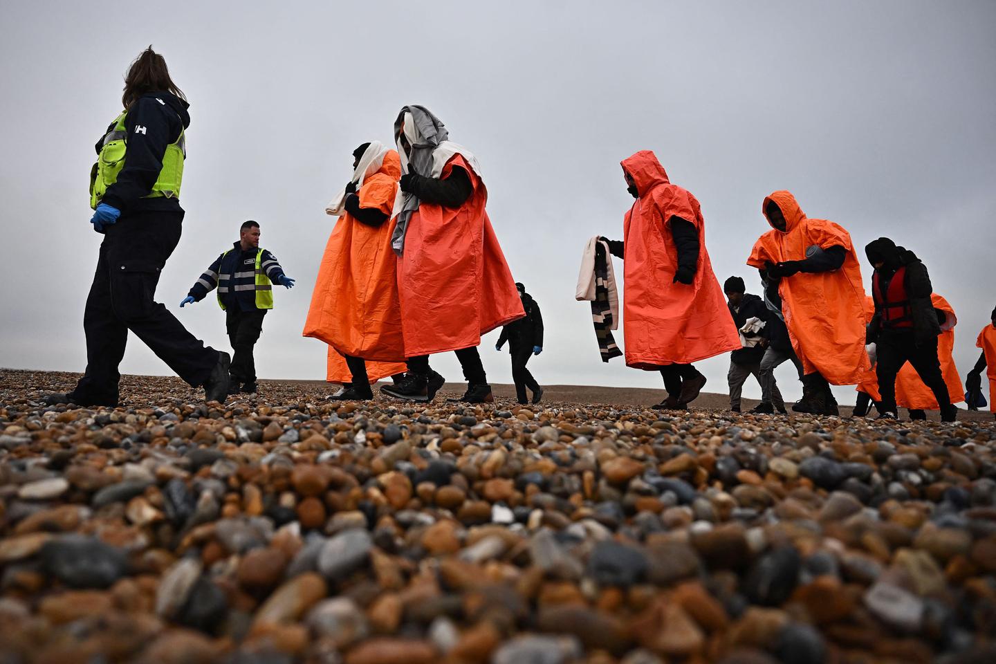 Près de 30 000 migrants ont traversé illégalement la Manche en 2023, le gouvernement...