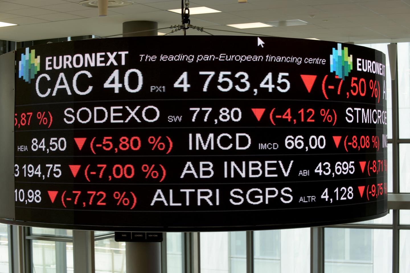 Fusions-acquisitions : un rebond espéré en 2024 après le trou d???air de l???an passé