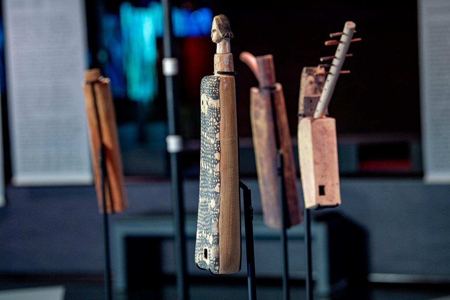 Au Quai Branly, les pleureuses revisitées de Myriam Mihindou