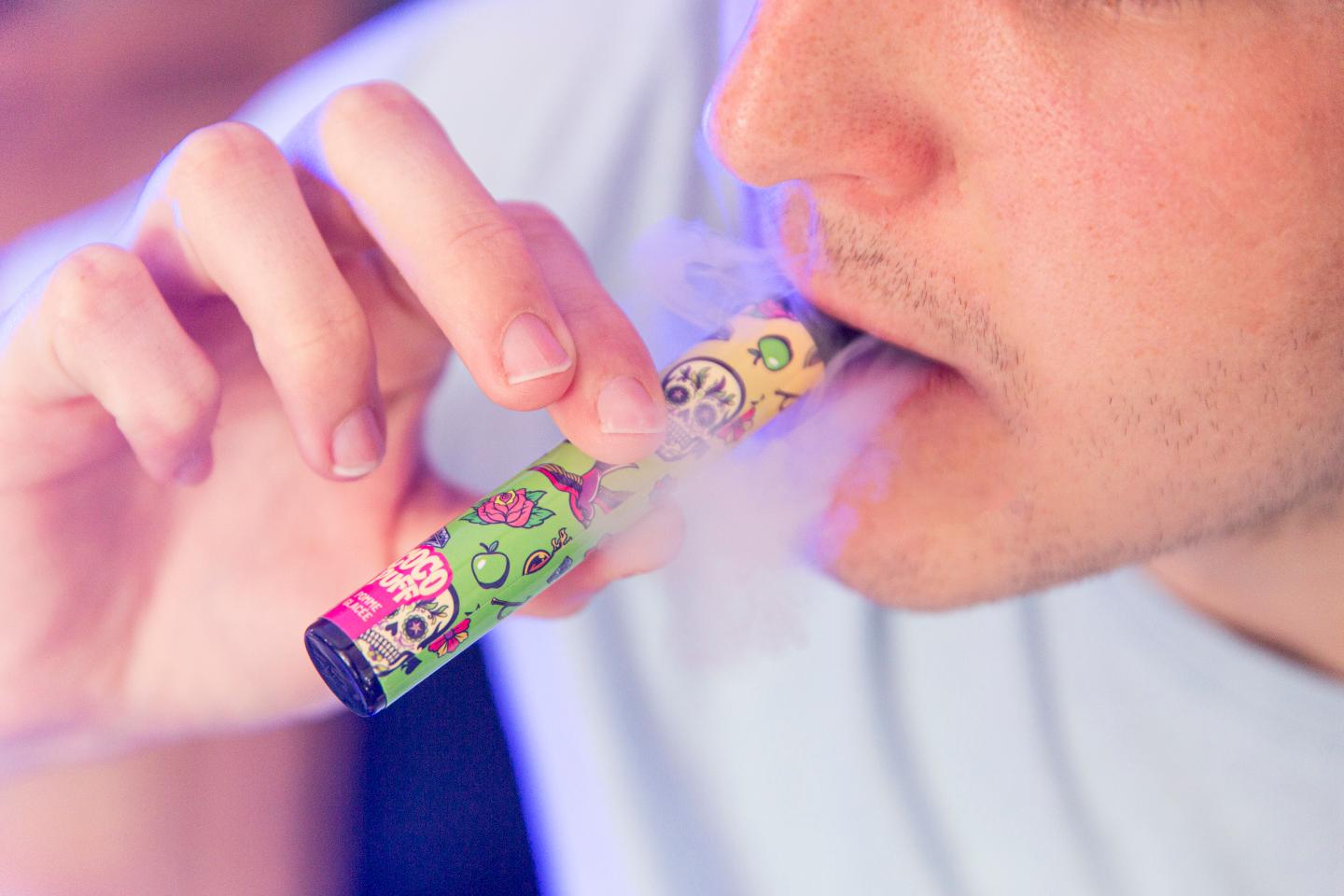 Puffs : le Parlement adopte définitivement l’interdiction des cigarettes électroniques...