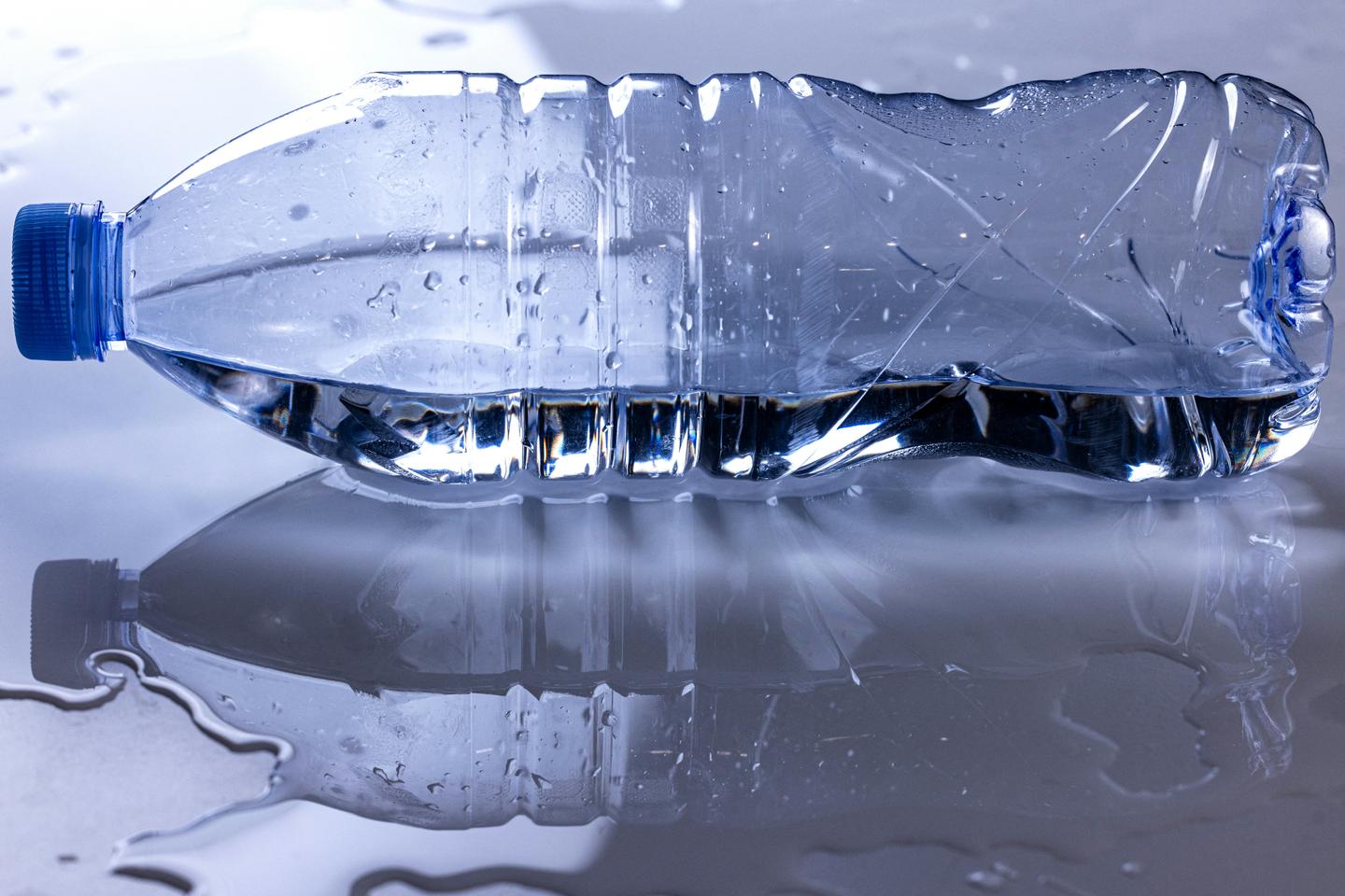 Eaux en bouteille : l???association Foodwatch porte plainte après la révélation de traitements...
