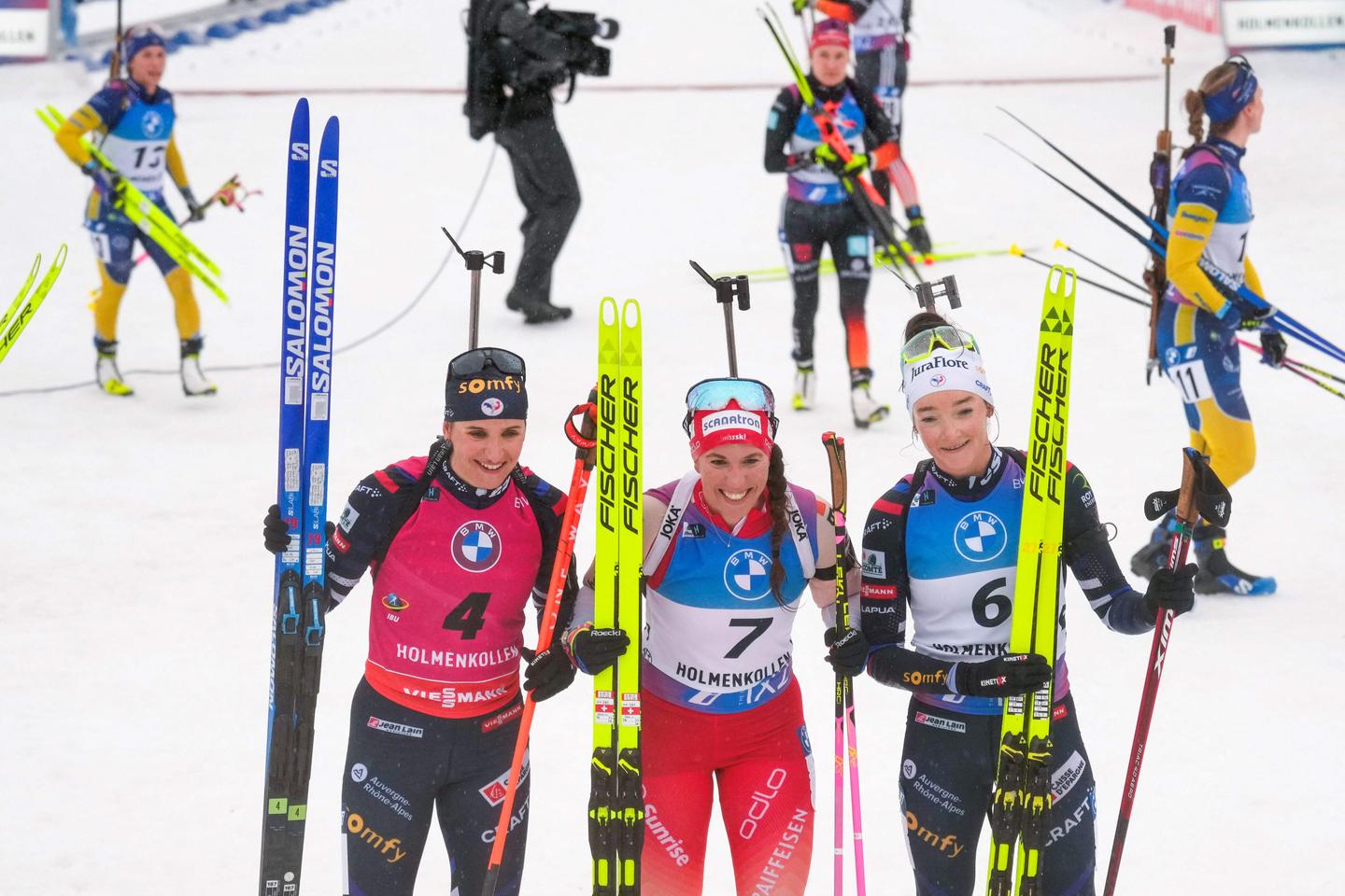 Les biathlètes Julia Simon et Lou Jeanmonnot sur le podium de la mass start à Oslo, mauvaise...