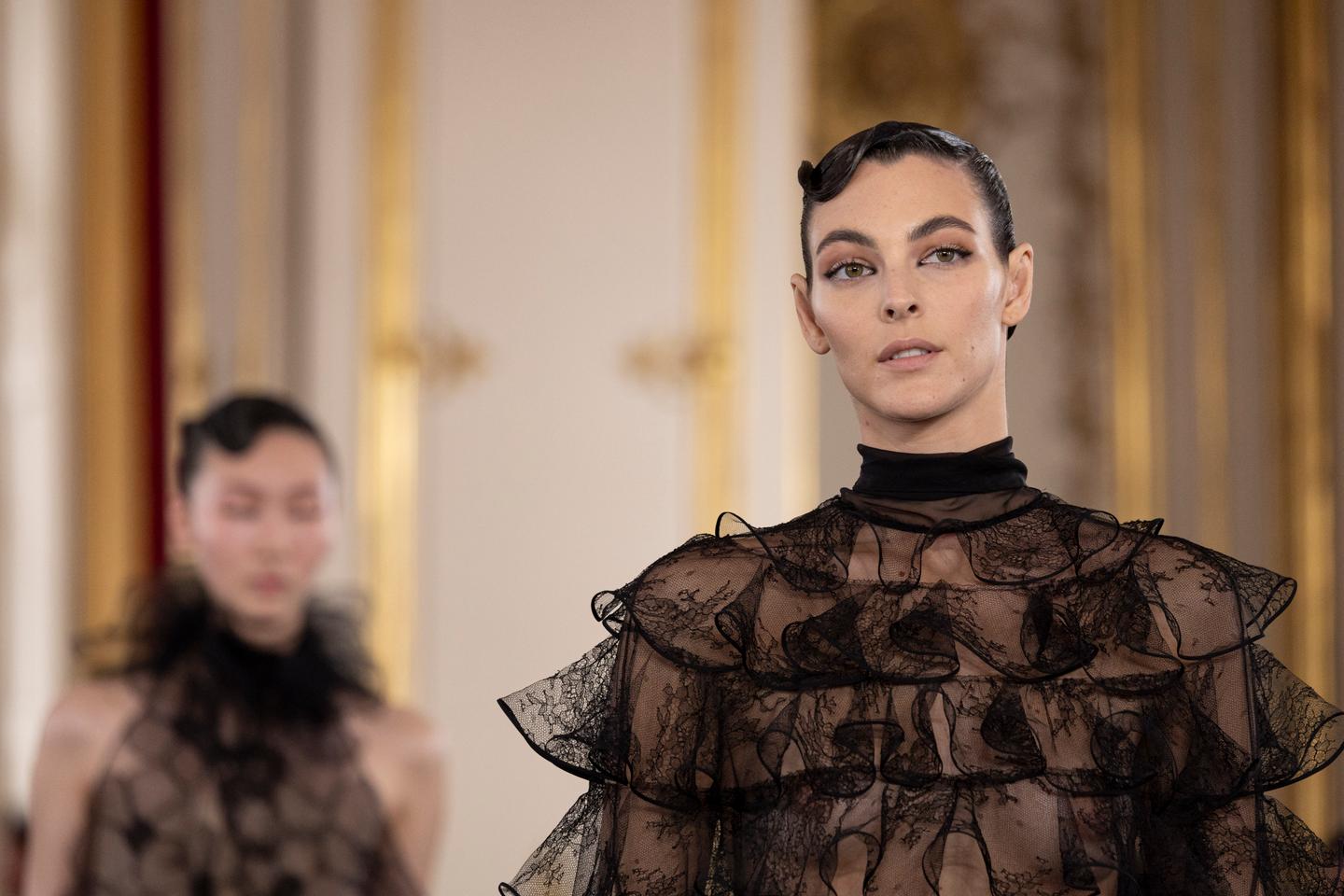 Paris Fashion Week : chez Hermès et Valentino, la victoire du noir