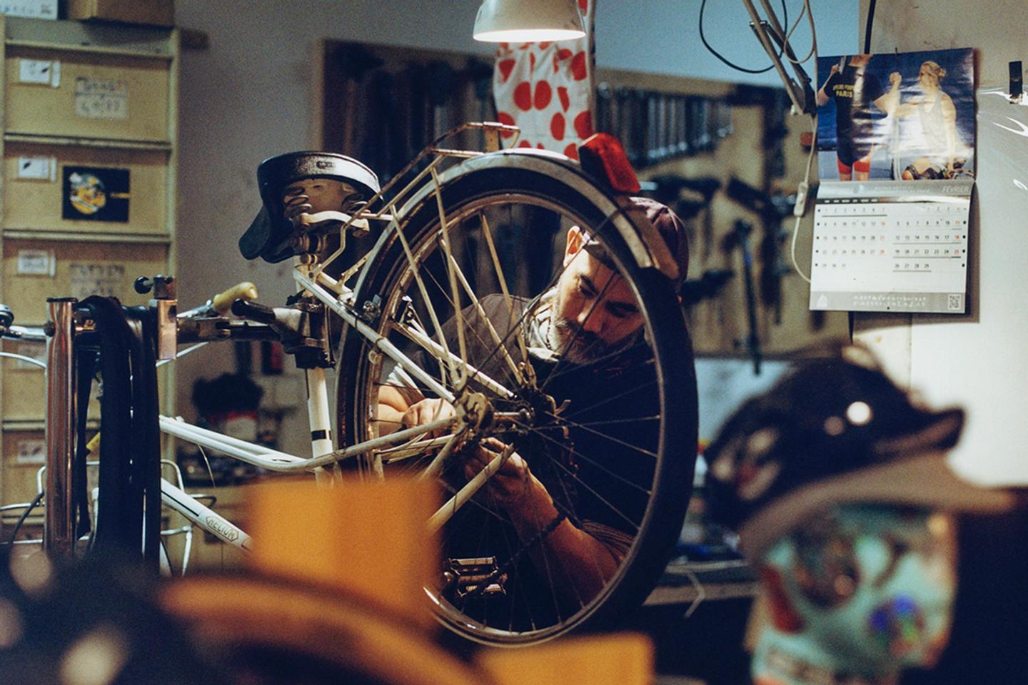 Rue de Charonne, à Paris, Daniel Quéré bichonne les vélos et les clients