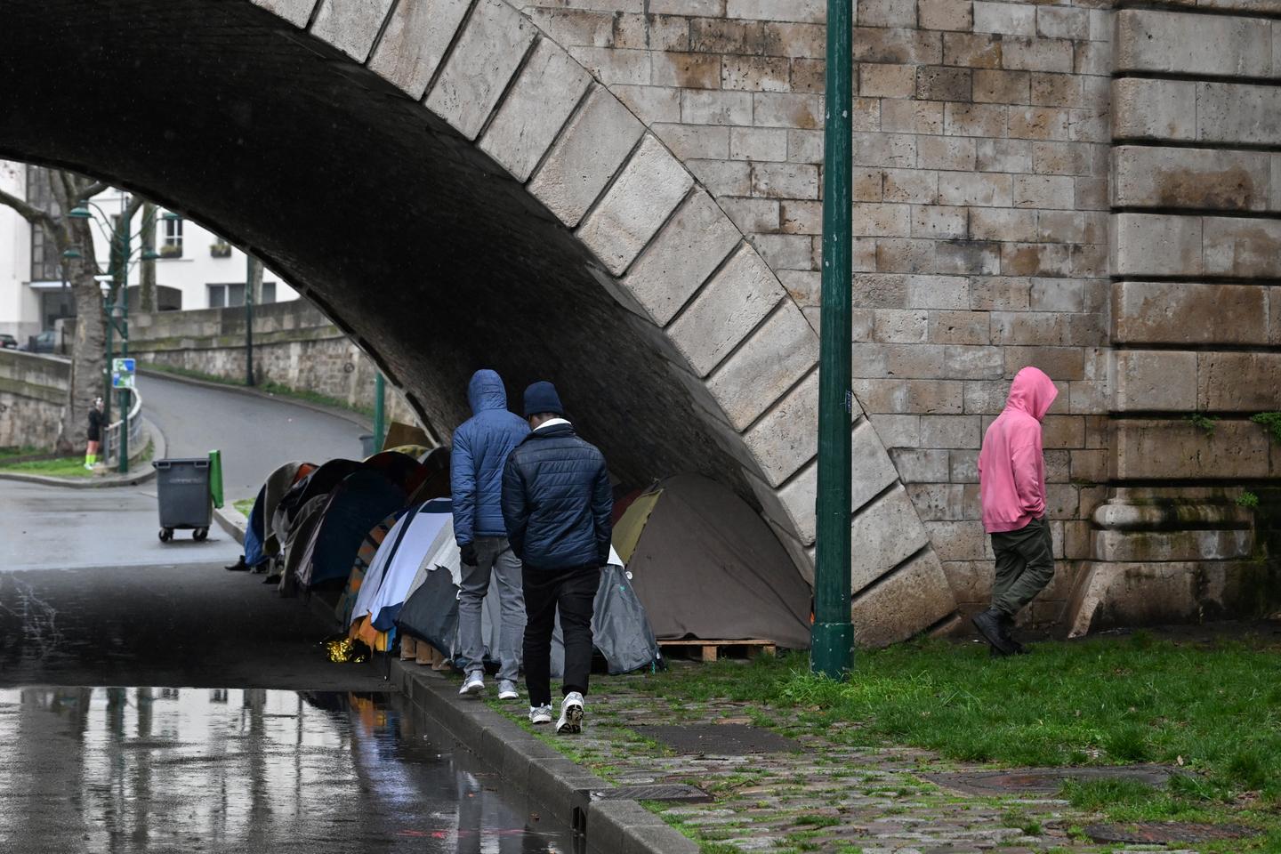 Une centaine de migrants qui occupaient le Centquatre-Paris évacués vers des gymnases
