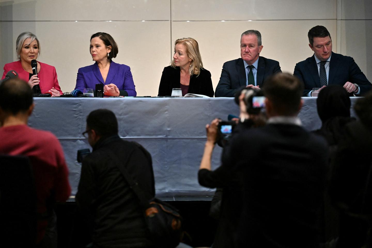 En Irlande, le Sinn Fein aux portes du pouvoir dans le Nord et dans le Sud