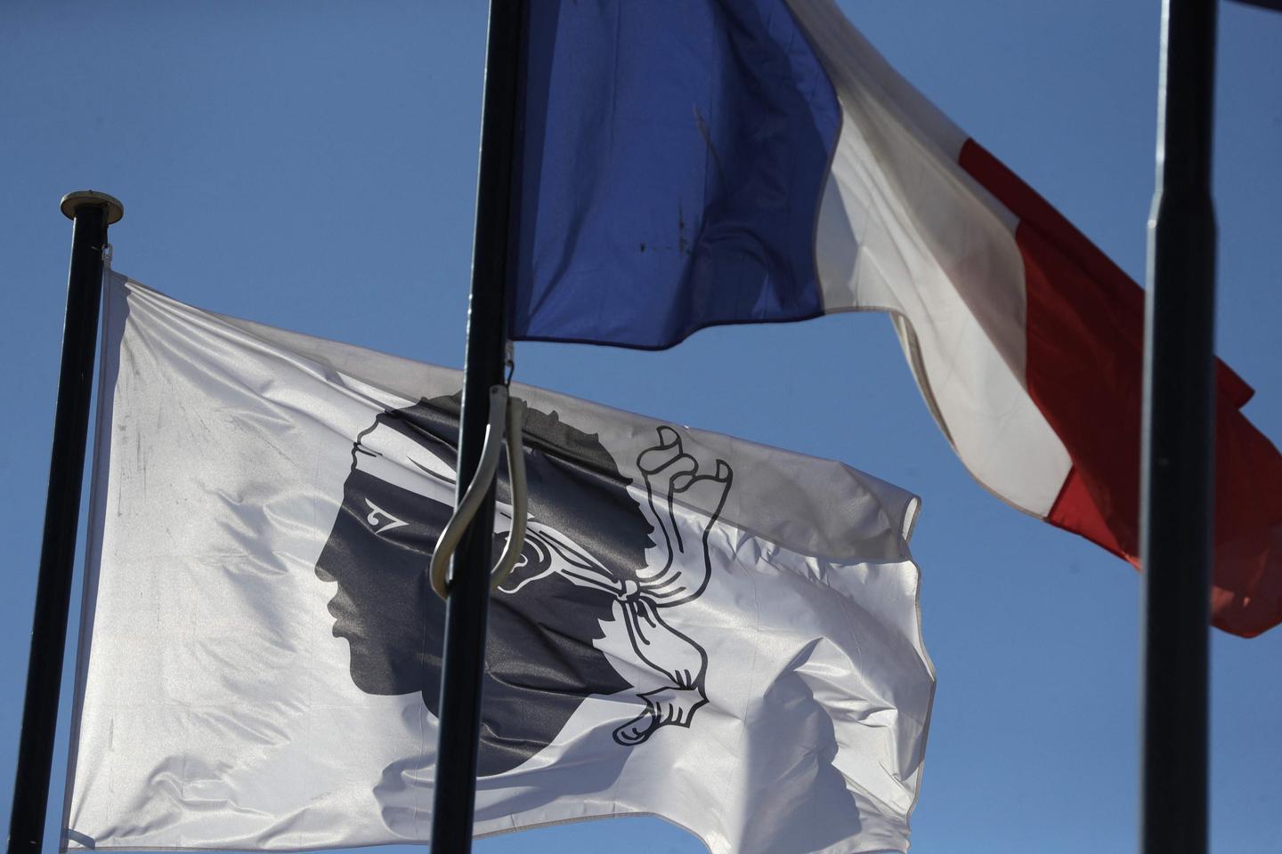 En Corse, les habitants appelés par les autorités à « déposer les armes »