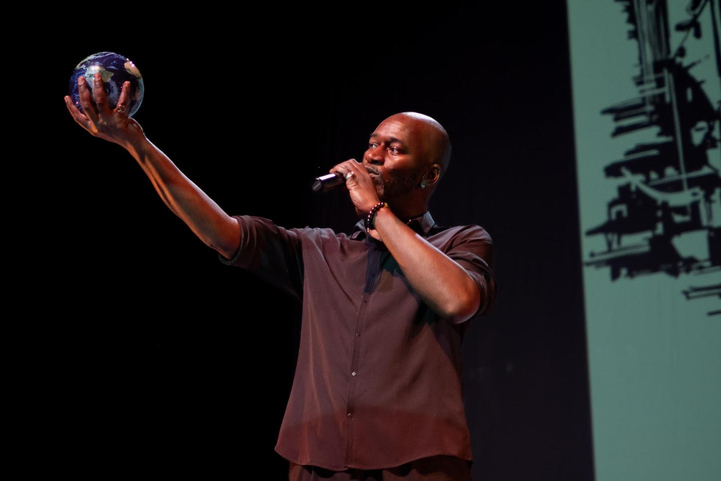 La poésie en version stand-up de Souleymane Diamanka