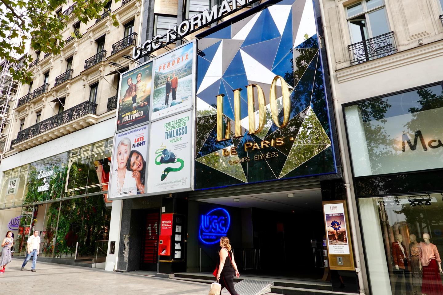 Sur les Champs-Elysées, boudés par les Parisiens, les cinémas luttent pour ne pas être rayés...