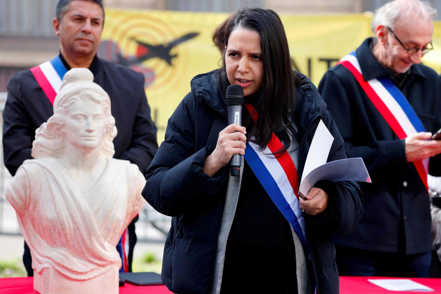Des élus d???Ile-de-France manifestent contre les nuisances aériennes