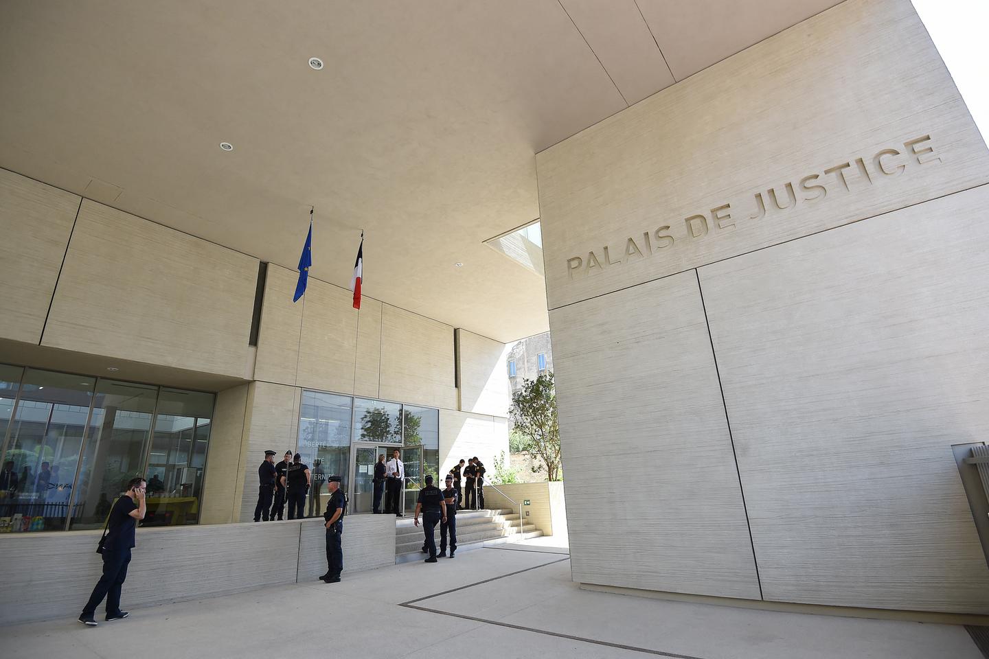 Le maire d???Agde a été mis en examen et incarcéré après avoir été piégé par une médium,...
