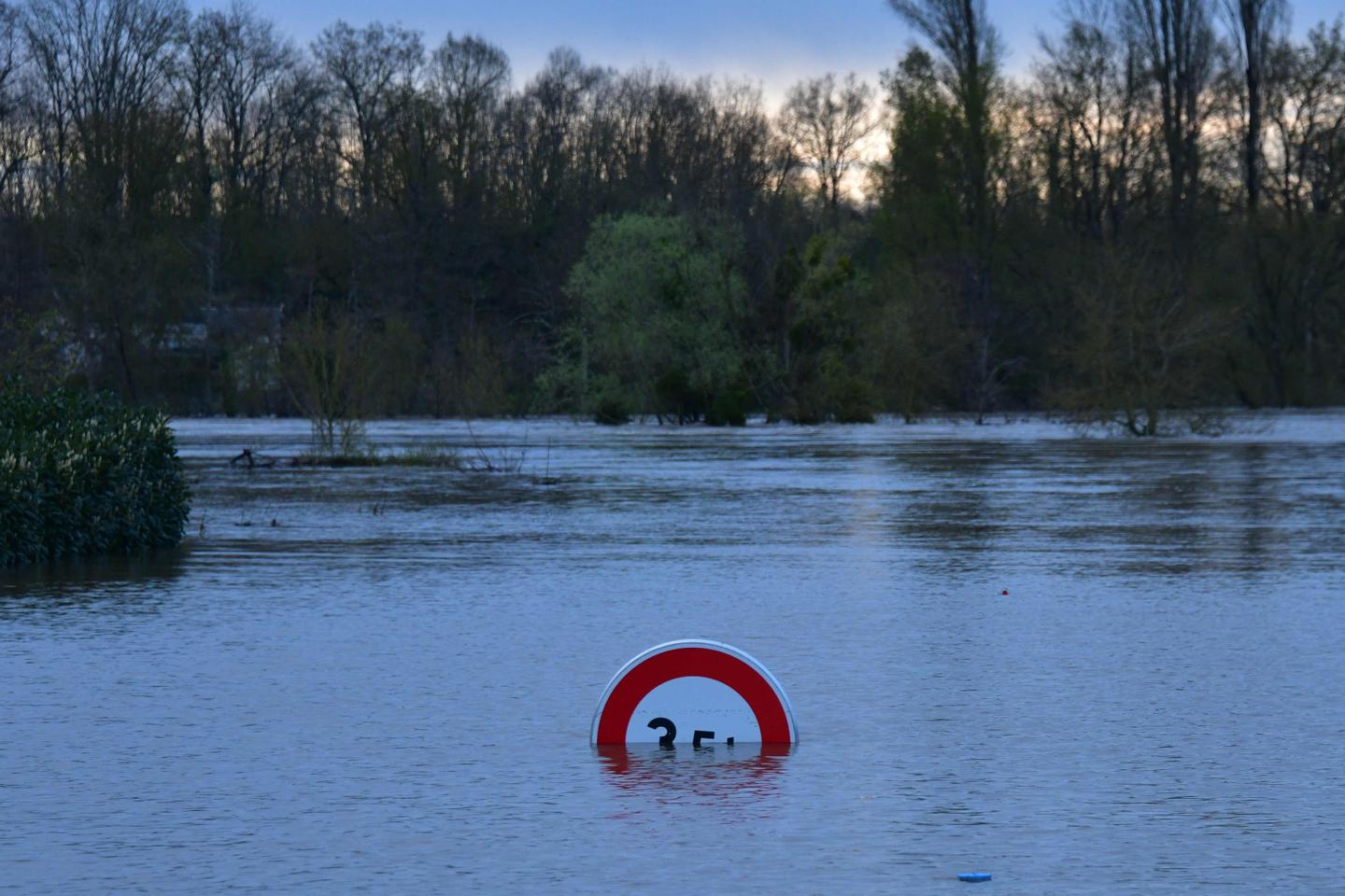 Risque d???inondations : l???Indre-et-Loire et la Vienne en vigilance rouge, les crues concernent...