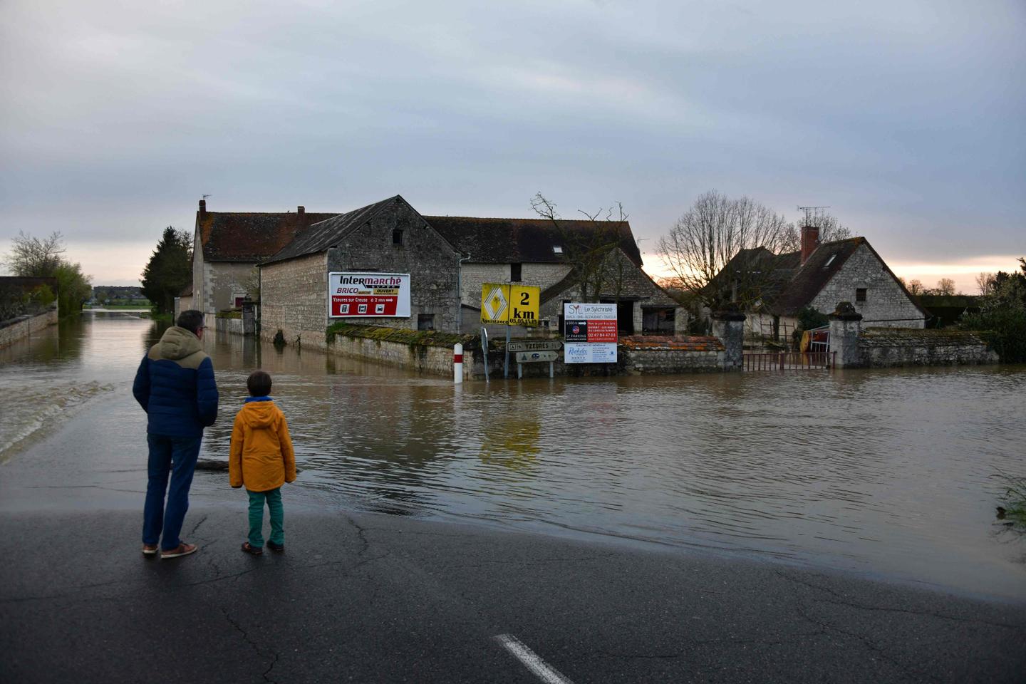 Risque d???inondations : l???Indre-et-Loire reste en vigilance rouge, une personne recherchée en...