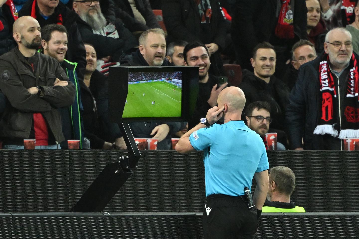 Football : l???arbitrage français miné par les querelles personnelles et sous la pression des...
