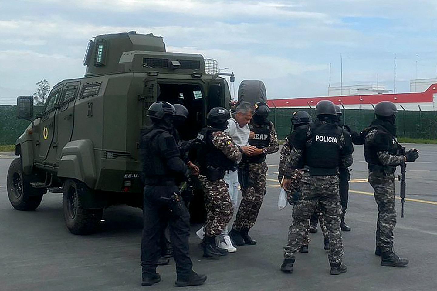 Les diplomates mexicains s???apprêtent à quitter l???Equateur après le raid policier contre leur...