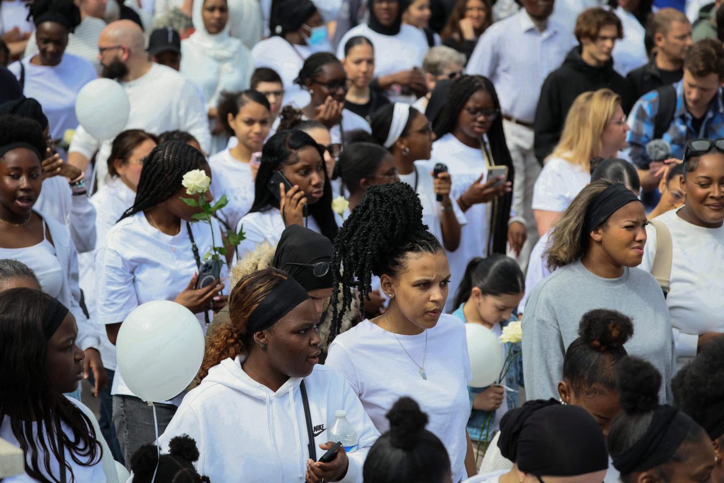 A Viry-Châtillon, une marche blanche en hommage à Shemseddine, battu à mort devant son collège