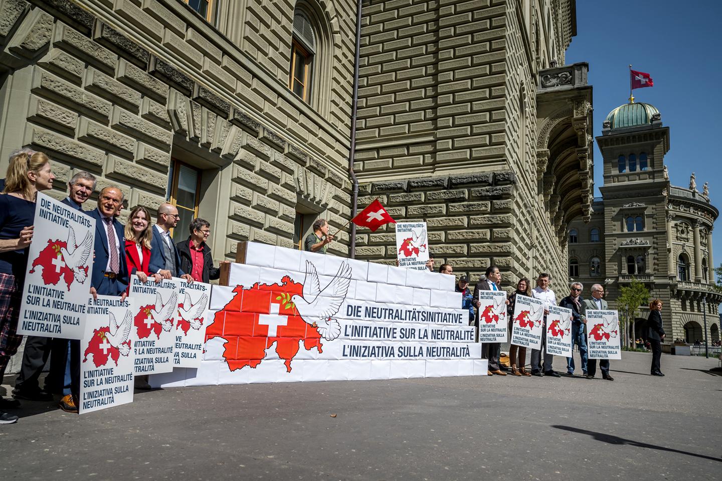 En Suisse, l???extrême droite guerroie pour la neutralité
