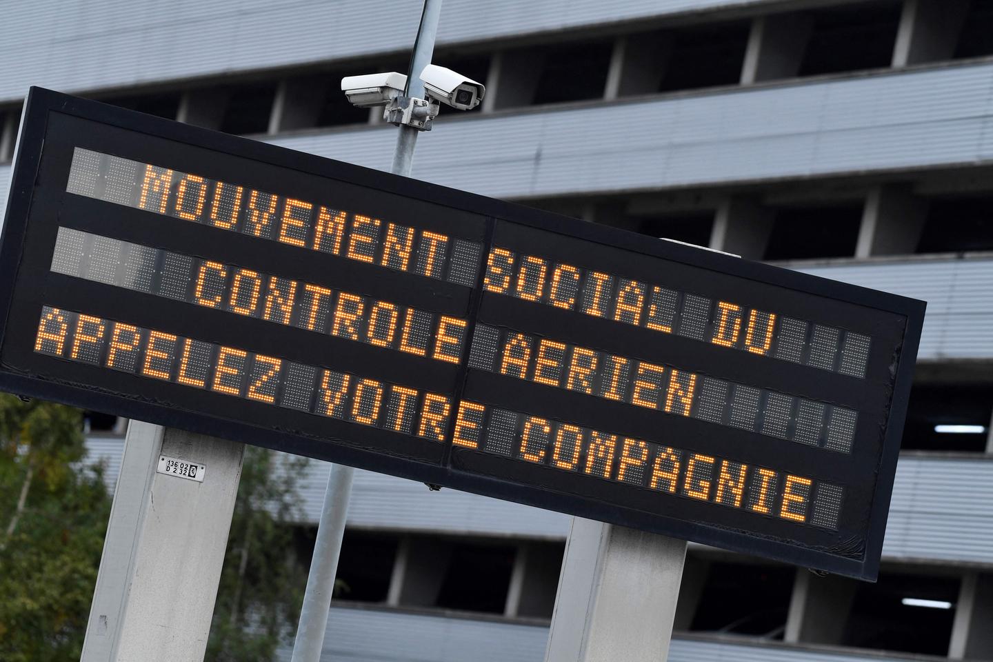 Grève des contrôleurs aériens : le syndicat majoritaire annonce la levée de son préavis pour...
