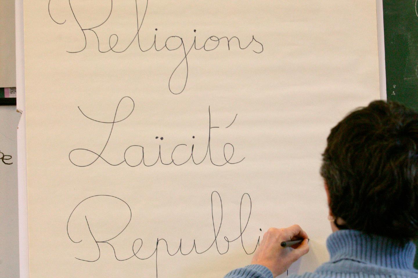 Loi de 2004 : « L???interdiction de l???ostentation religieuse dans les écoles publiques est...