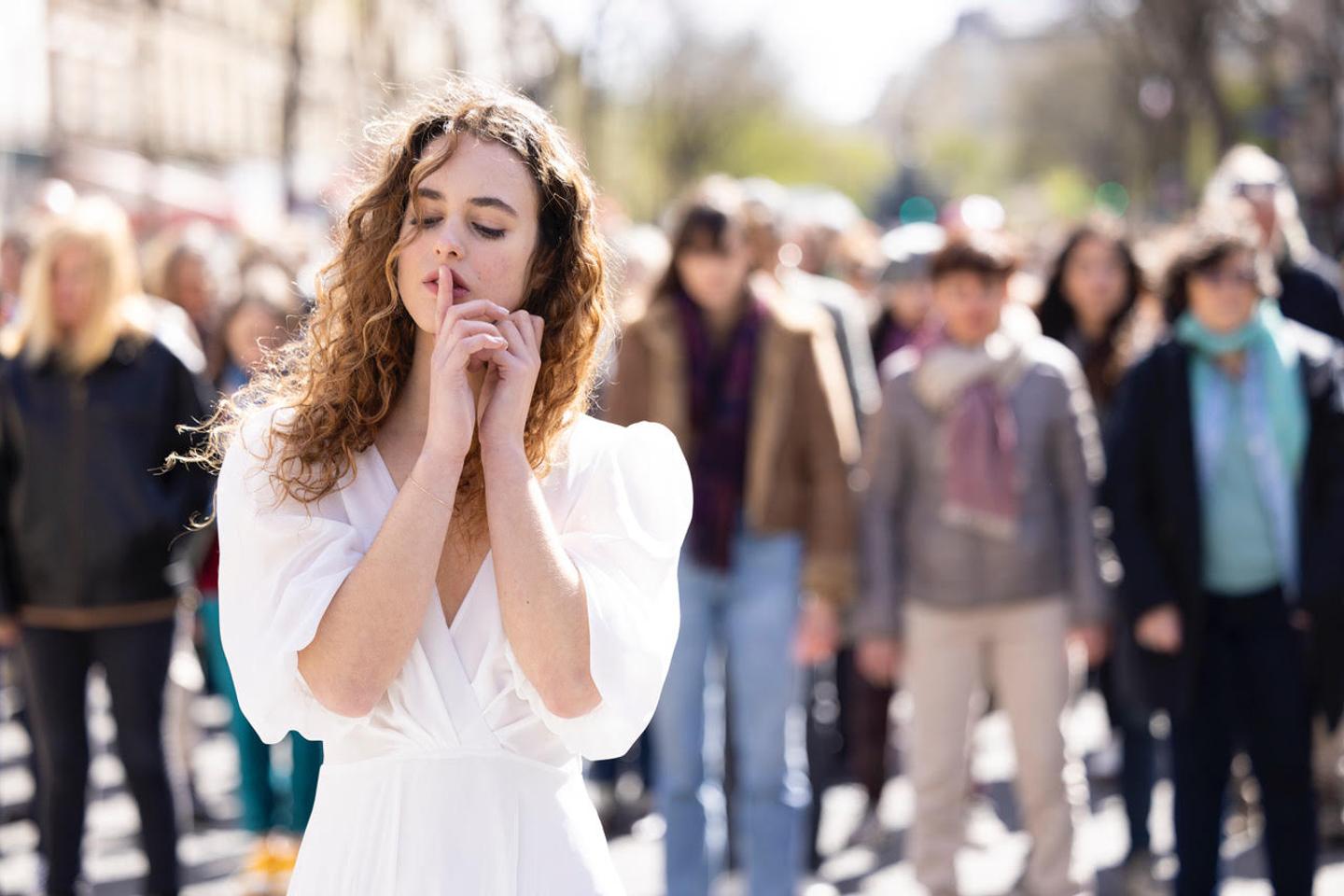 Festival de Cannes : dans « Moi aussi », Judith Godrèche dévoile mille visages de victimes...